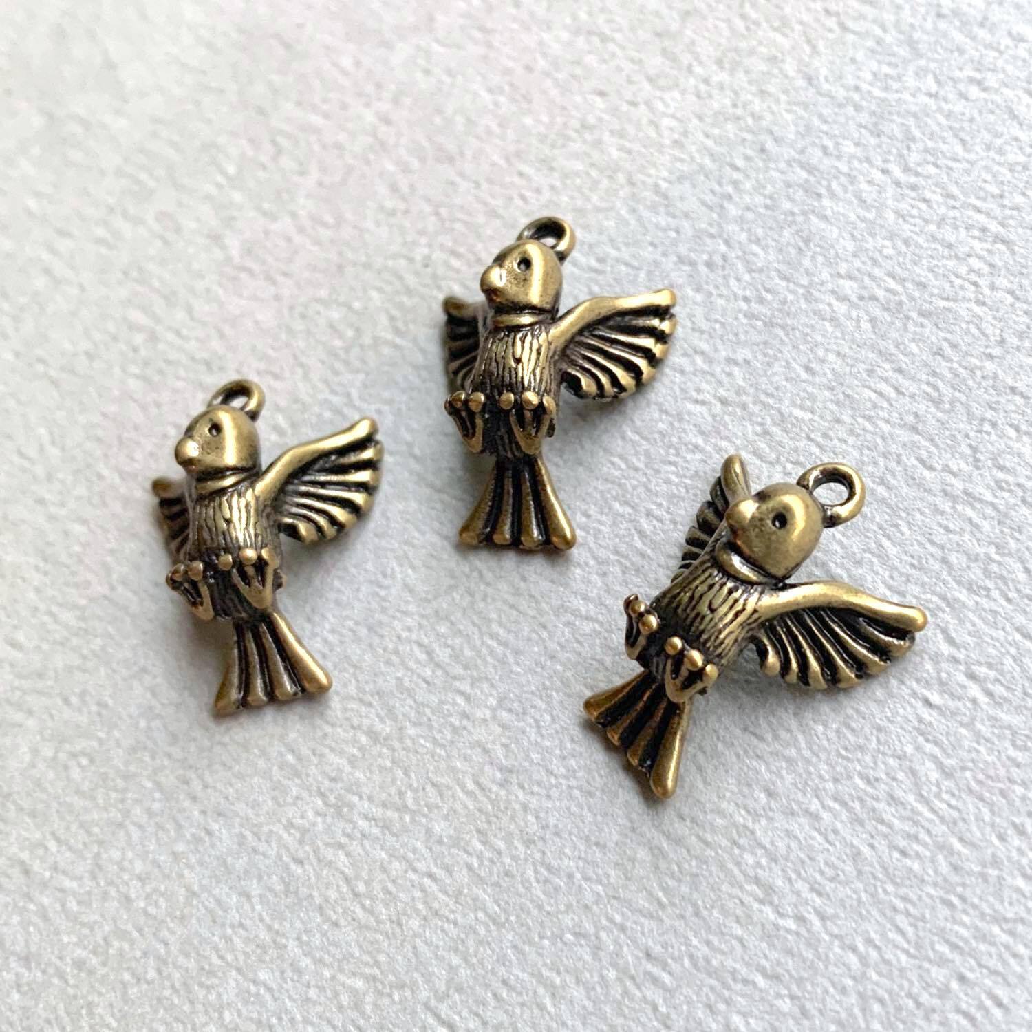最終入荷〉アンティーク風 羽ばたく鳥チャーム | Dua-アクセサリー