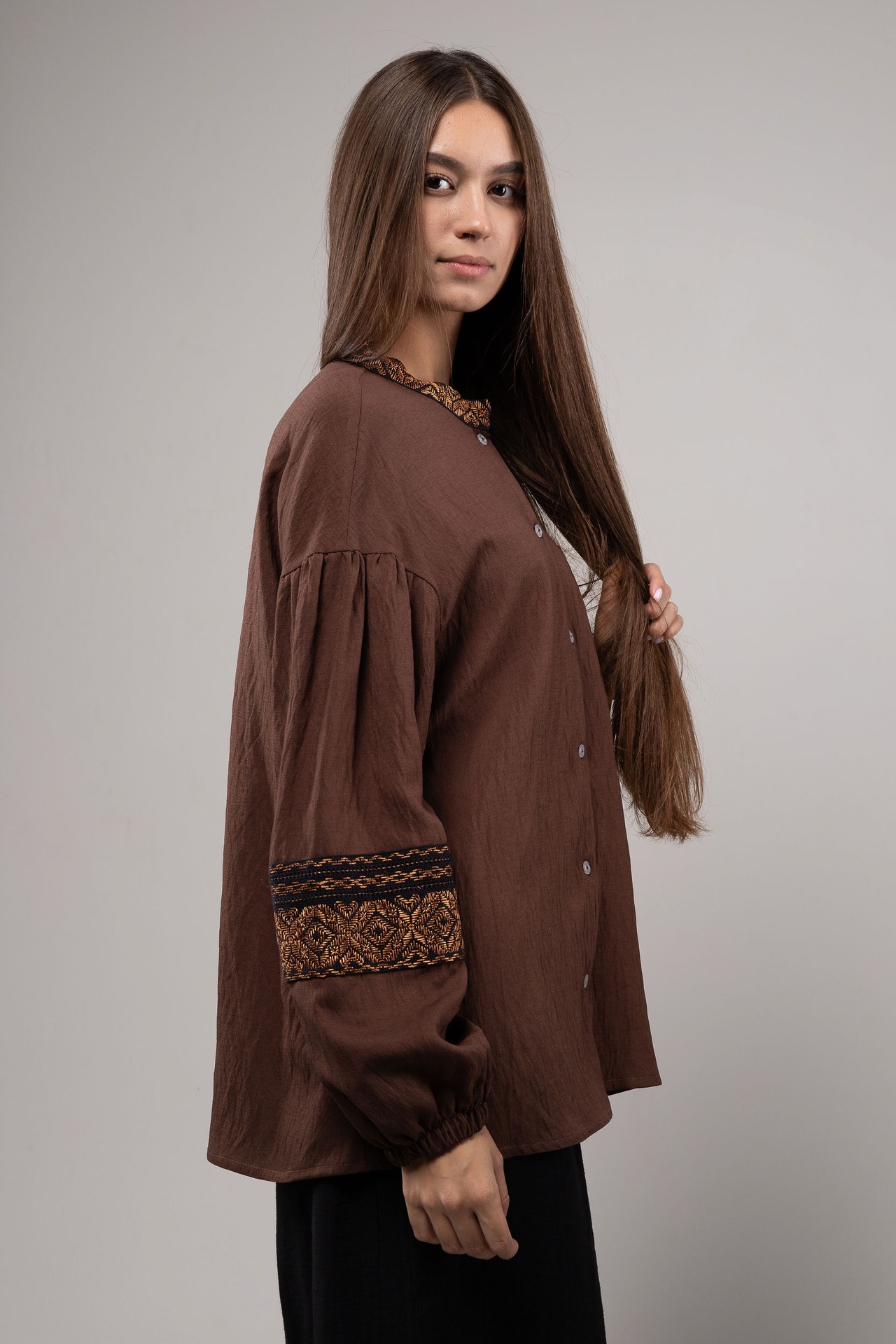 ウクライナ刺繍ヴィシヴァンカ グラージュ・ニジンカ（平行縫い）　シルク手刺繍　シャツ　麻　レディース・フリーサイズ - 17