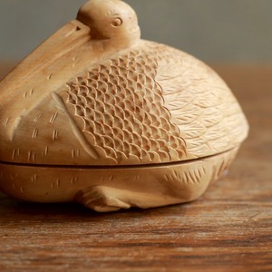 木の味わいが趣き深い、鳥の小物入れ