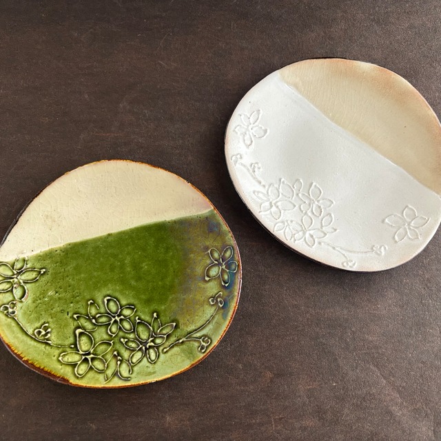 土和のルリエフ　おにぎり小皿(受皿) 織部と粉引き