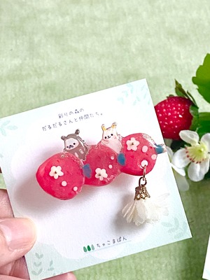 『いちご串ロケット』ブローチ