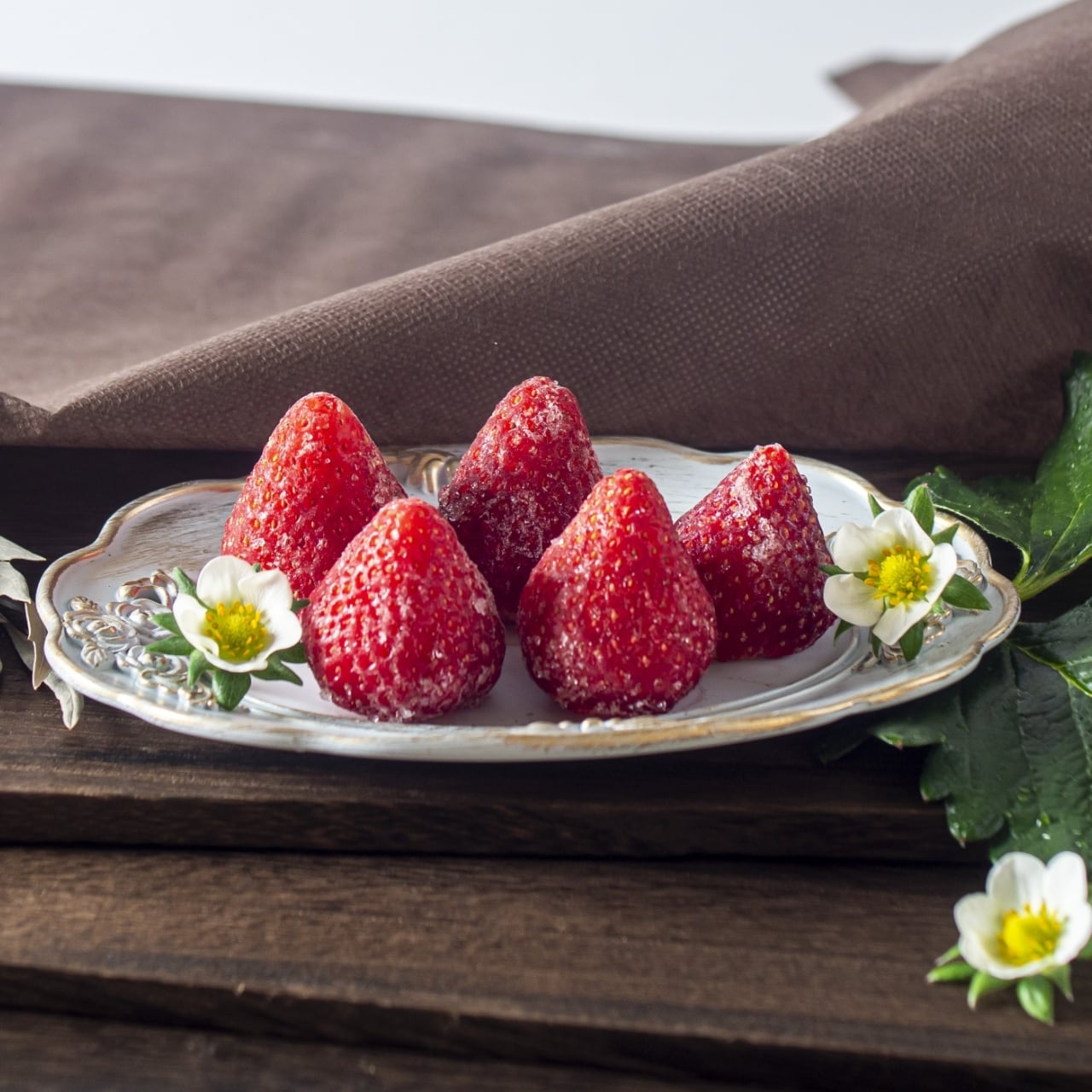 完熟の冷凍苺＞ 稀少苺、古都華（サイズMIX・1kg） | TARKEY'S FARM