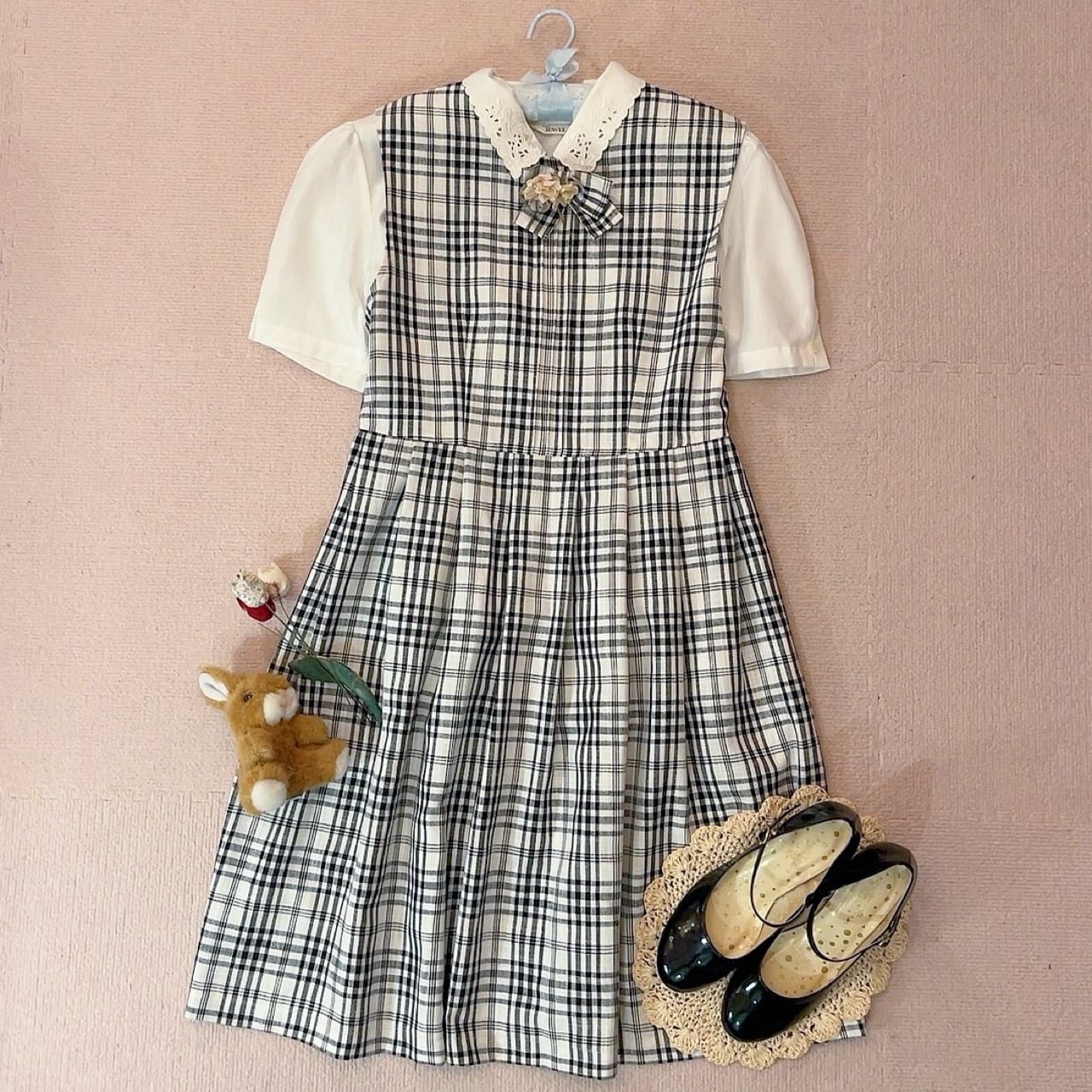 flower ribbon brooch check jumper skirt
