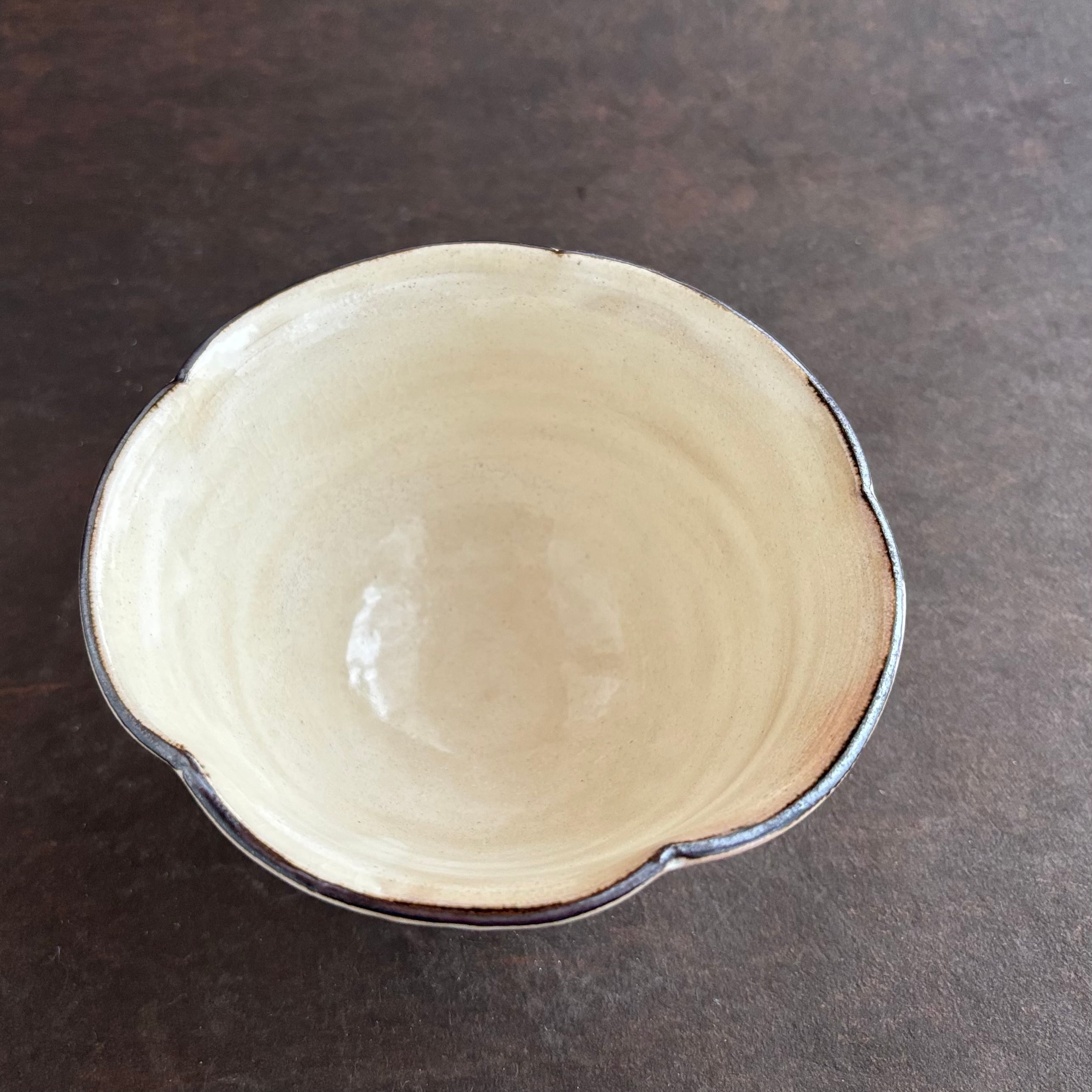 土和のルリエフ　粉引き　お花形ご飯茶碗