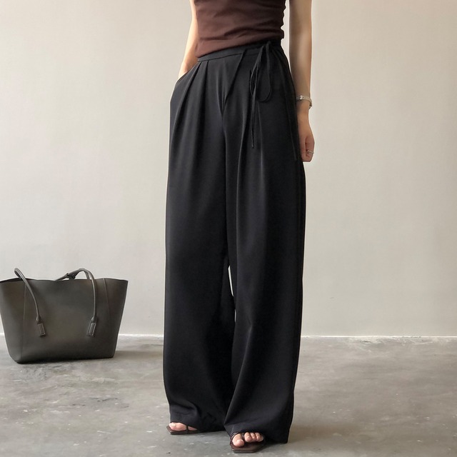 ボトムス レディース 送料無料 ワイドパンツ ストレートパンツ タック ロング丈 サイドポケット リボン 落ち感 ゆったり ゆる オーバーシルエット ビッグシルエット ハイウエスト 体型カバー 脚長 スタイルアップ カジュアル ラフ ストリート おしゃれ お洒落 かっこいい カッコイイ 大人女子 こなれ感 大人可愛い シンプル メンズライク マニッシュ ボーイッシュ ブラック 黒色 ブラウン 茶色 10代 20代 30代 デート おでかけ 着回し 普段使い 学生 通学 ダークグレー ブラック M L