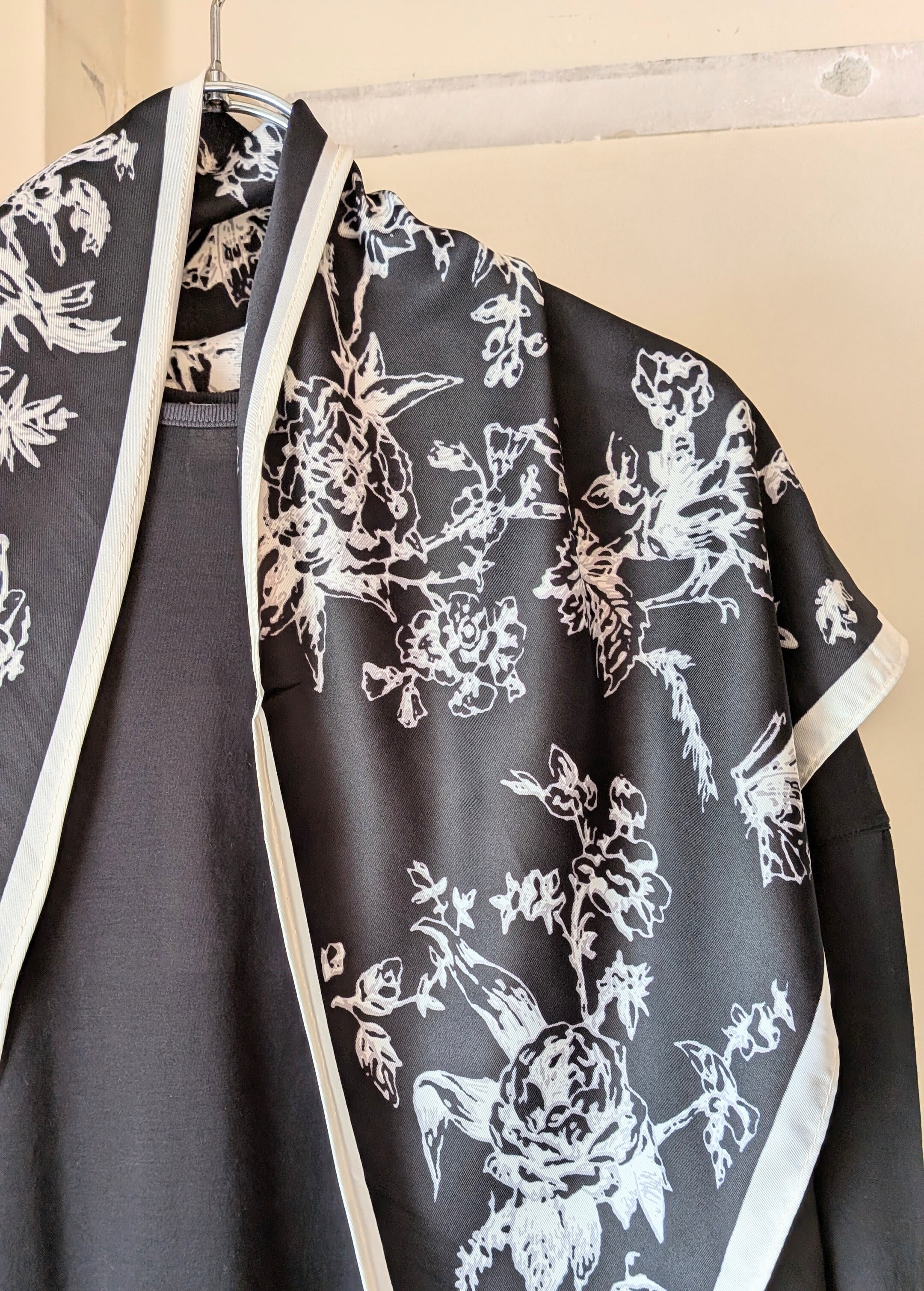 CARAMEL 花模様 ミトン スカーフ セット M/L 三角形シルクタッチスカーフ / ボタニカルフラワー柄/ ブラック系 | 服