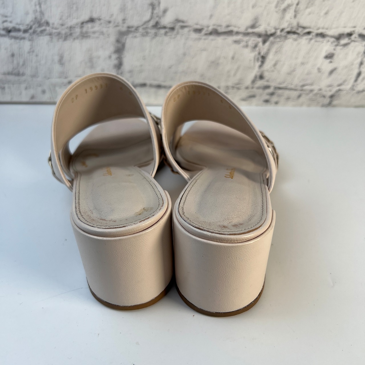 【最終処分SALE】Salvatore Ferragamo フェラガモ  靴　サンダル ベージュ A-8451