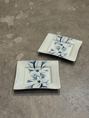 リム付長角皿（小）　開花紋帯