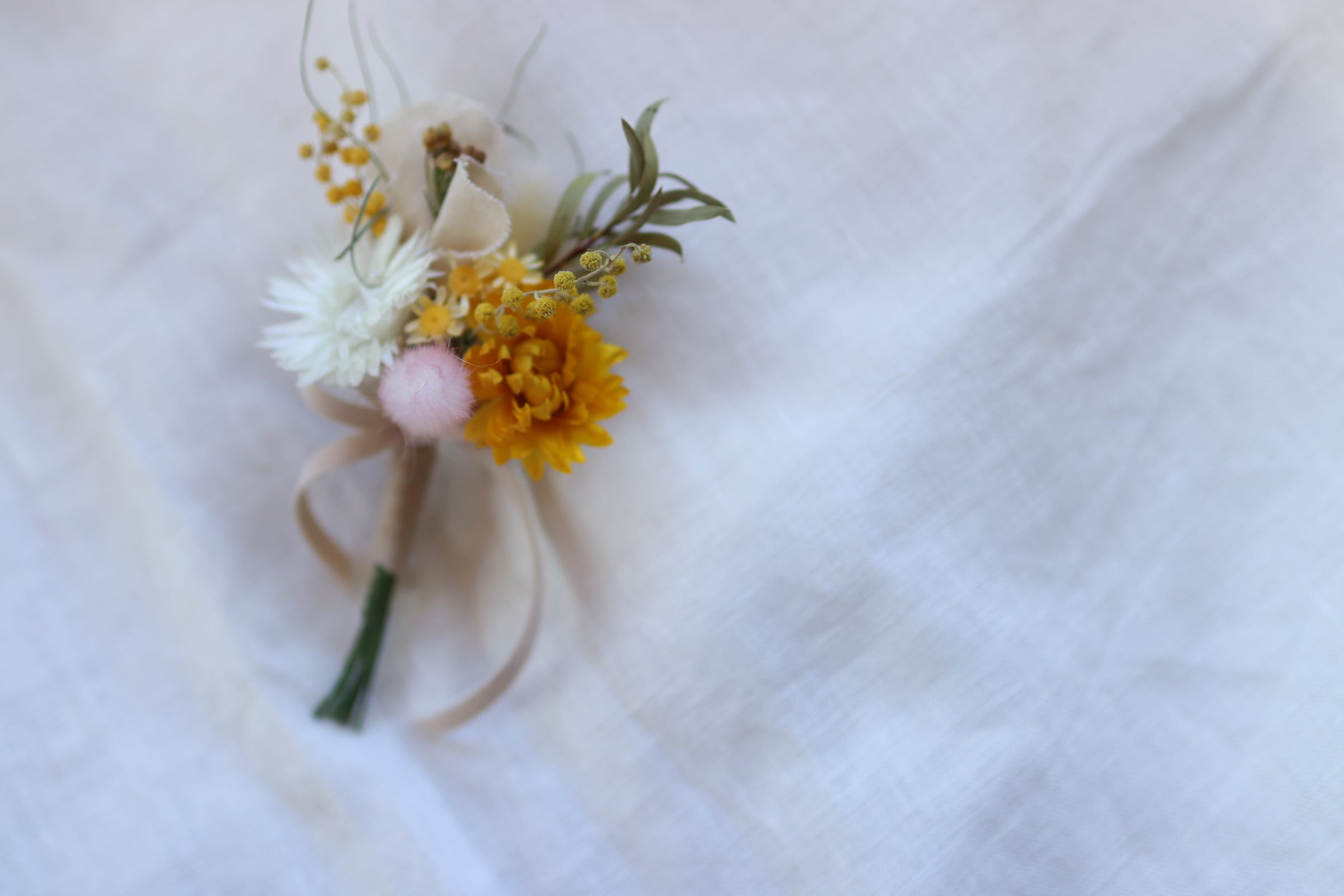 ドライフラワーと布花のコサージュ