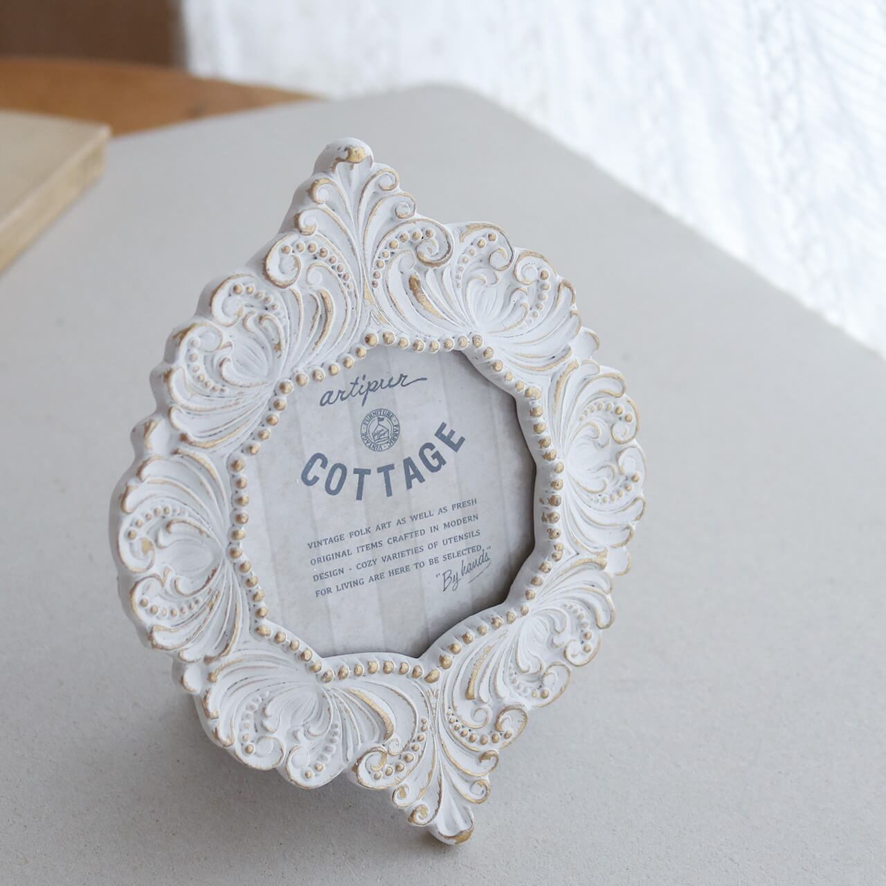 artipur COTTAGE レリーフ フォトフレーム 12×15cm ホワイト * アンティーク調 おしゃれ ナチュラル 写真立て 壁掛け 置き型 かわいい 小さい レトロ ドライフラワー