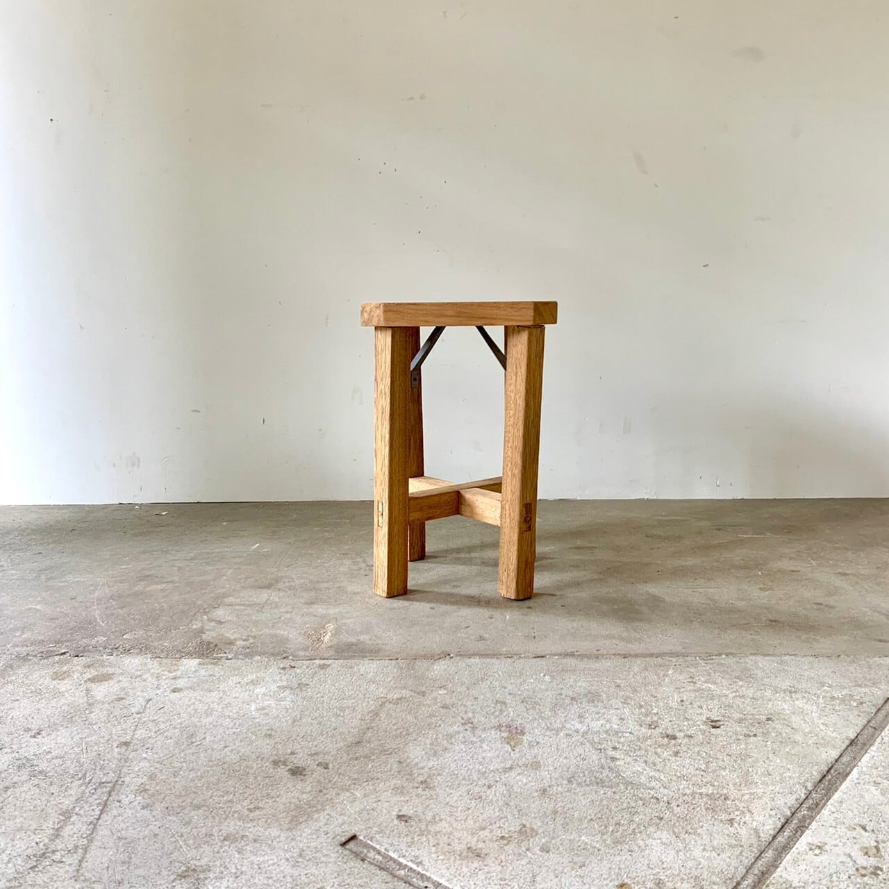 木のスツール　角座面　古家具　0567
