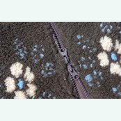 白い花が舞うダークブラウン・アートフリース 《i0807》