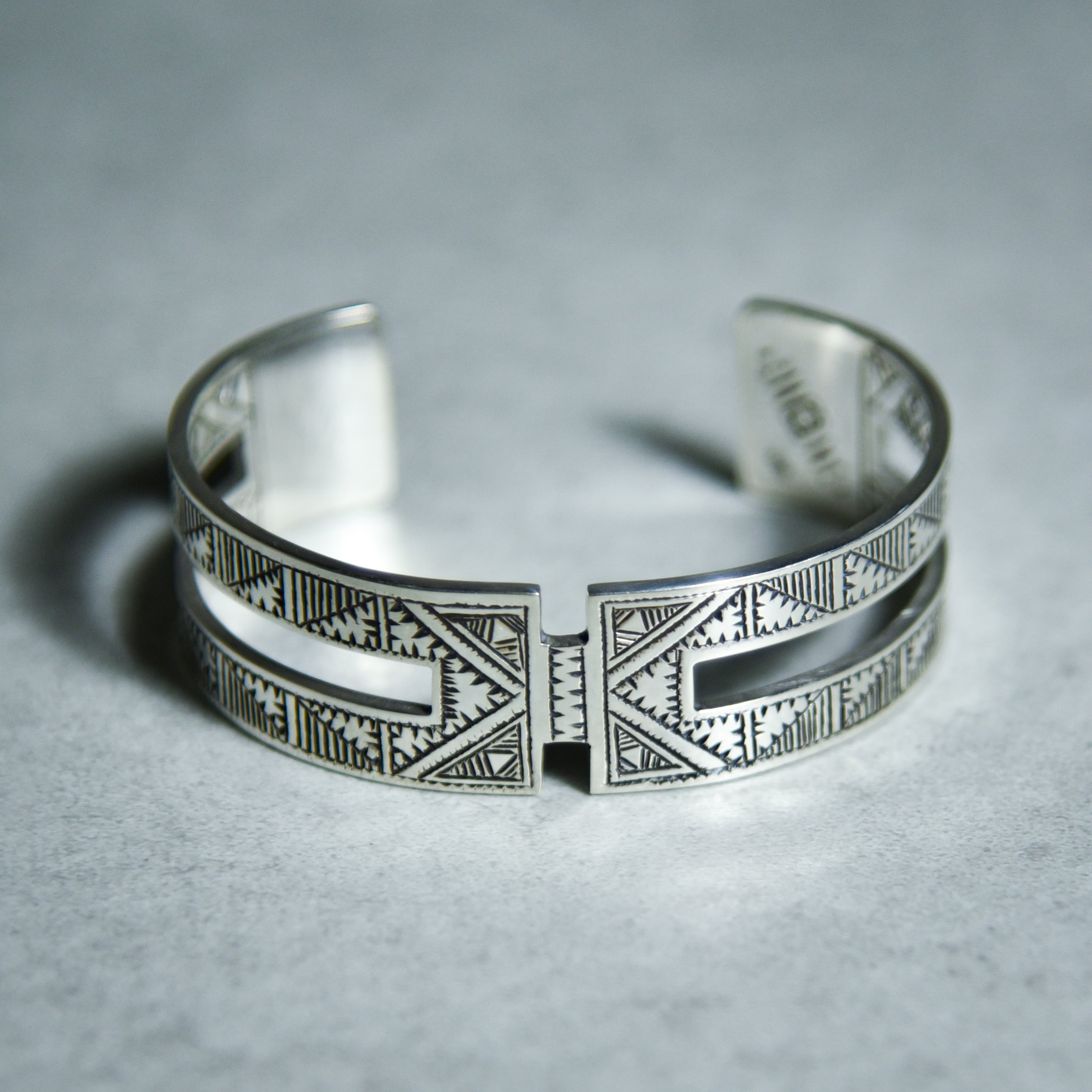 TOUAREG Silver Bangleトゥアレグ シルバー バングル 5 | mark & collars (マークアンドカラーズ) TOUAREG Silver Bangleトゥアレグ シルバー バングル 5 | mark & collars (マークアンドカラーズ)