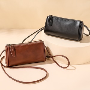 筒形レザーショルダーバッグ W10298