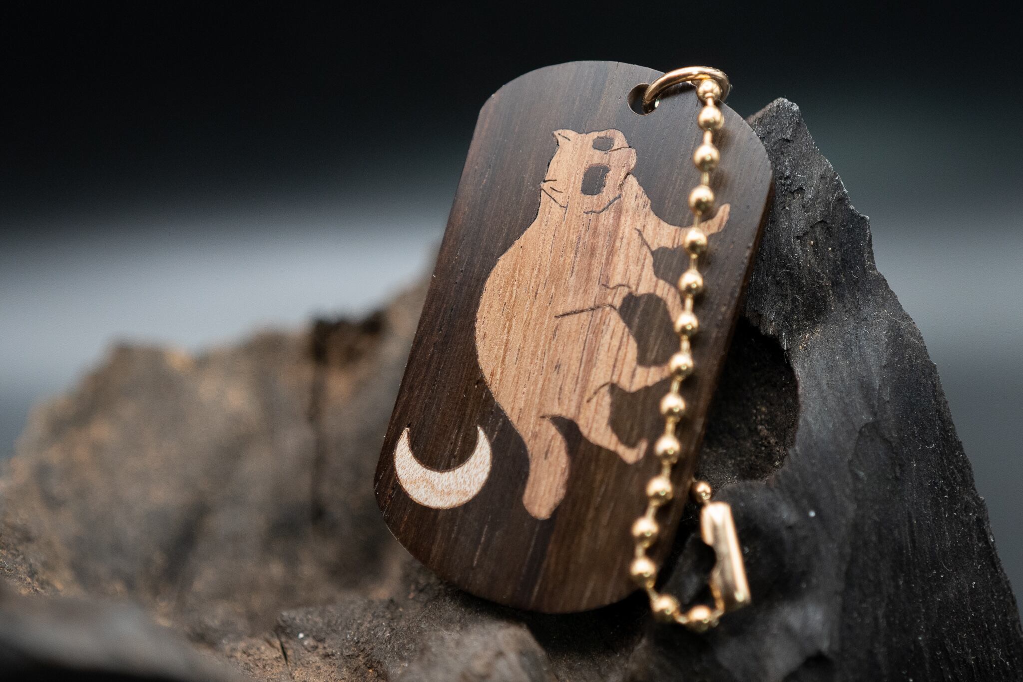 【音楽業界屈指の銘木】 ハカランダ ドッグタグ 象嵌 三日月とたぬき