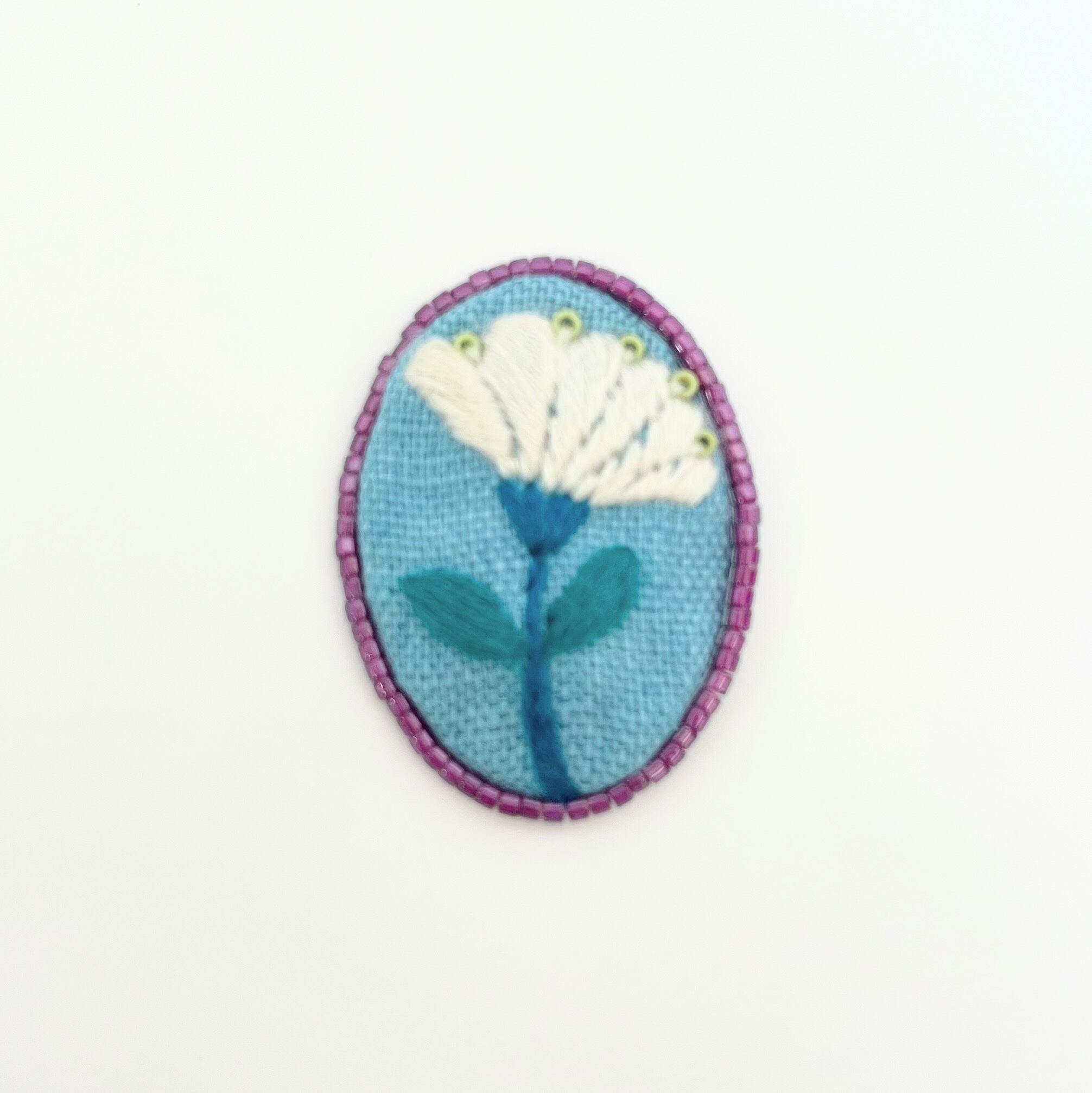 ビーズで飾った草花のミニ刺繍ブローチ【botanical】#332 | j.couture