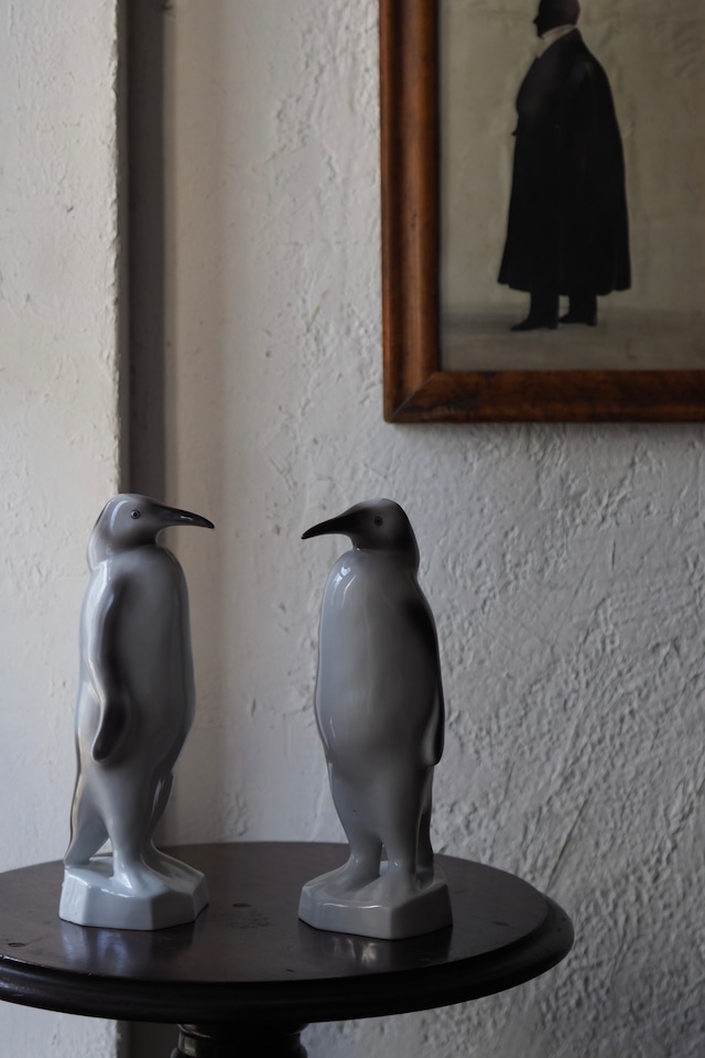 辺りを見通すペンギン-vintage penguin objet