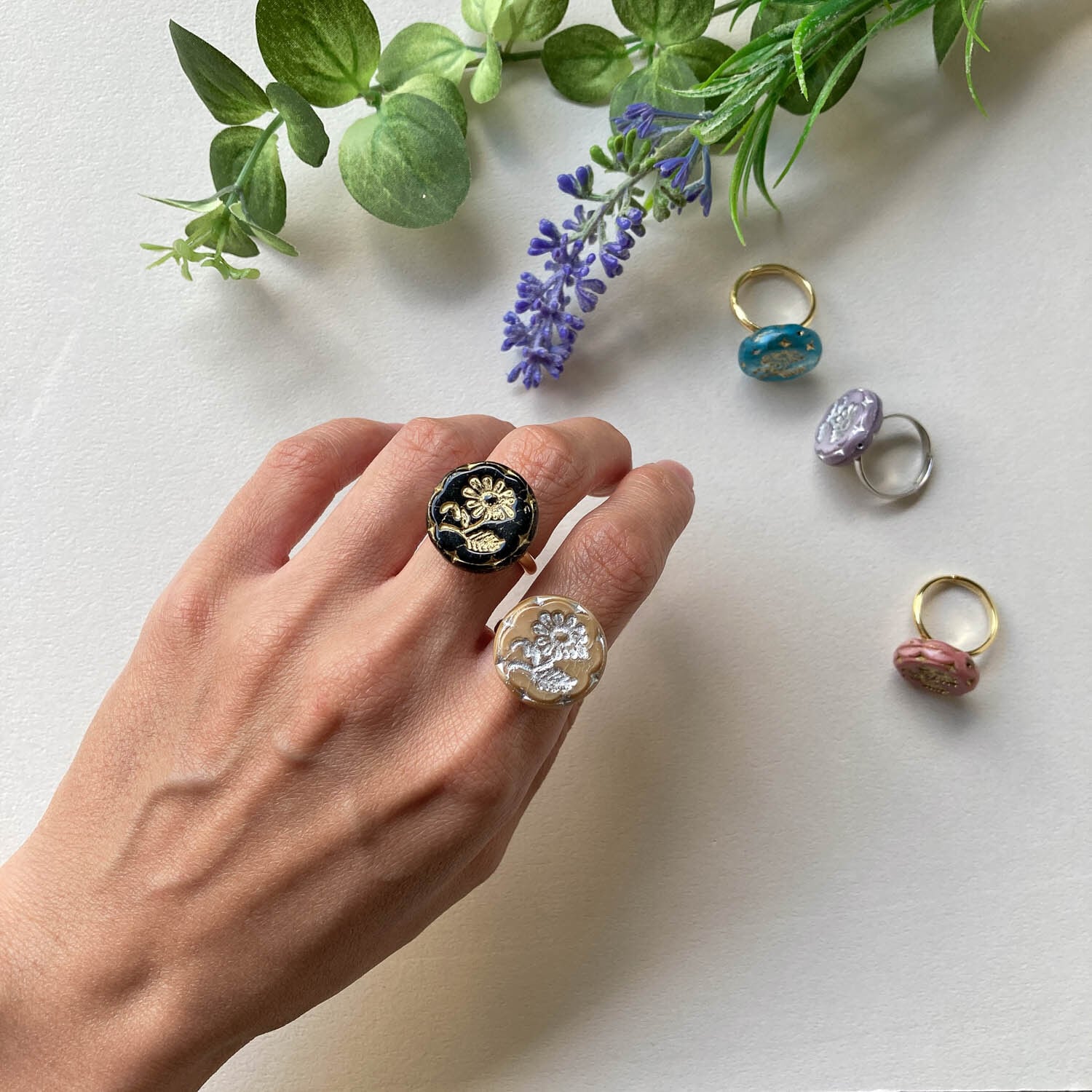 専用です☆お花とガラスビーズのゴムリング　他2品 花柄チェコガラスビーズのリング | Dua-アクセサリーパーツショップ