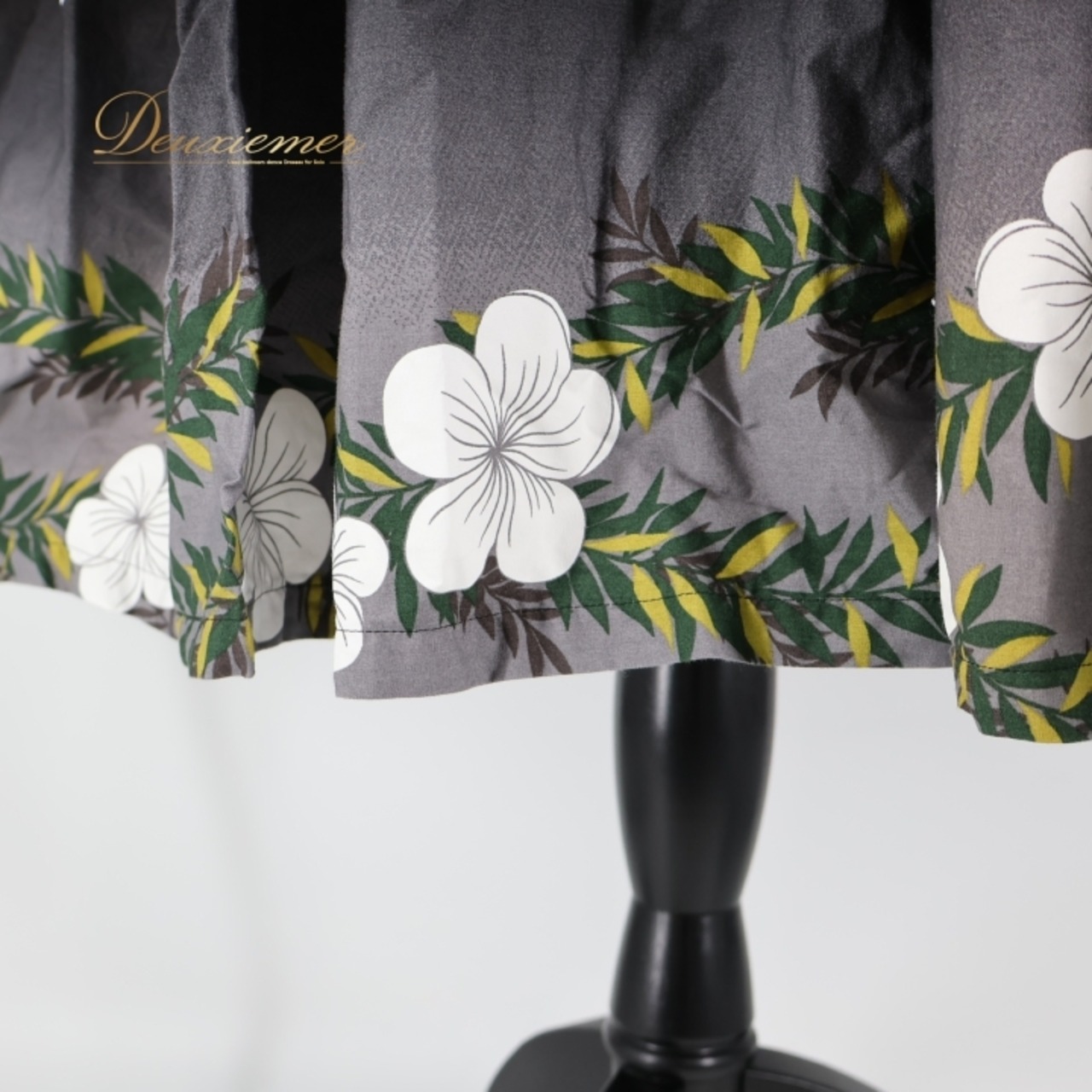 フラダンス 衣装 パウスカート ブラック系 プルメリア柄 シングル レッスン 黒 白 緑 黄 ハワイアン アロハ 花柄 華やか 練習 ハワイアンプリント かわいい フラダンス パウスカート おしゃれ プルメリア 花柄 スカート ハワイ フラ ダンス 練習着