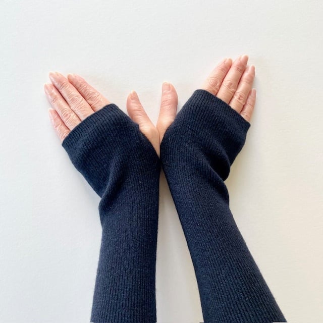 カシミヤシルクウール ニットアームウォーマー ネイビー | クルーズ