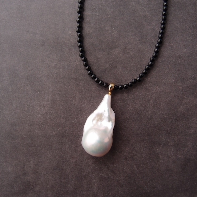 Onyx × Fishtail Baroque Pearl Necklace／オニキス × オイスターバロックパール ネックレス【Medium】