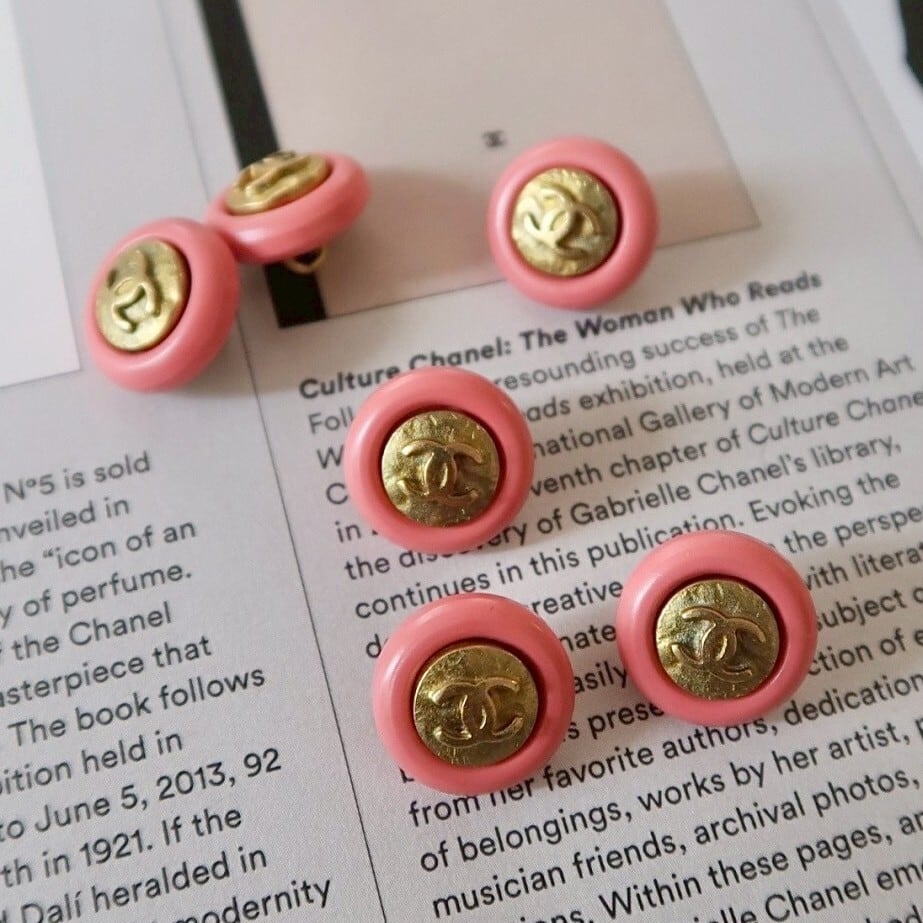 CHANEL ビンテージボタン ベビーピンクゴールド VINTAGE CHANEL BUTTON】ピンクフレーム ゴールドココマークボタン