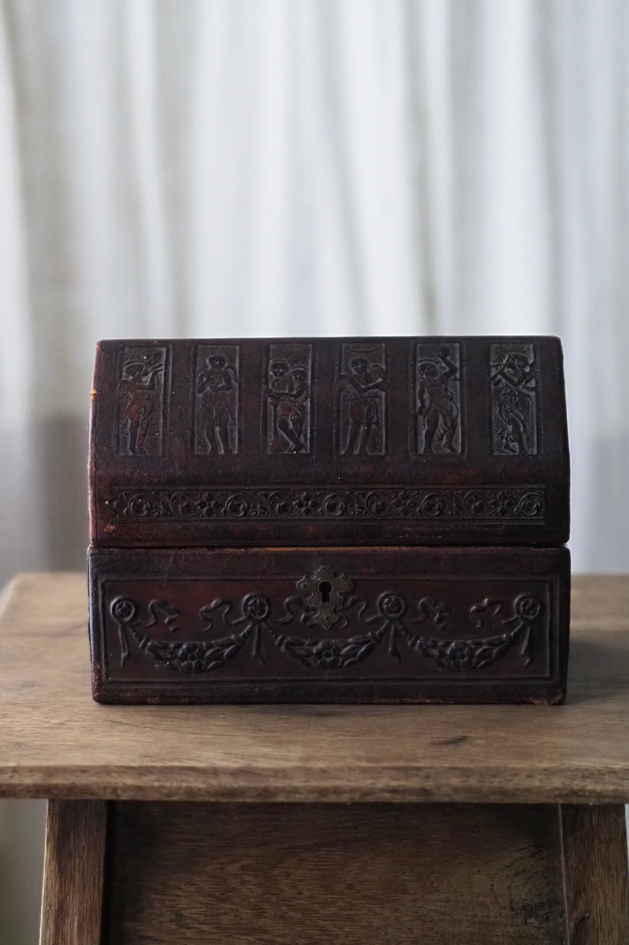 天使と花綱 革の小箱-antique leather box | アンティーク