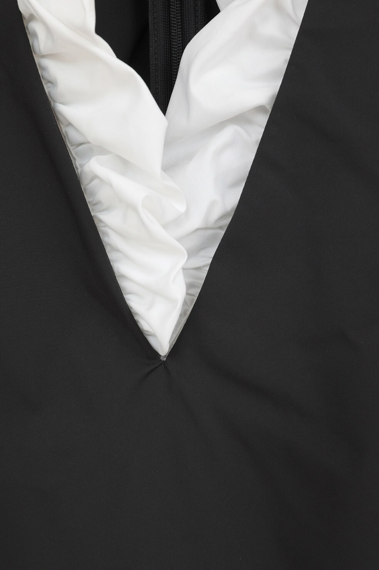 MANOF FRILL V NECK SET UP