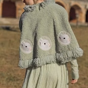 メルヘンウィンター:うさぎ刺繍とタッセルのボアマント Y0169