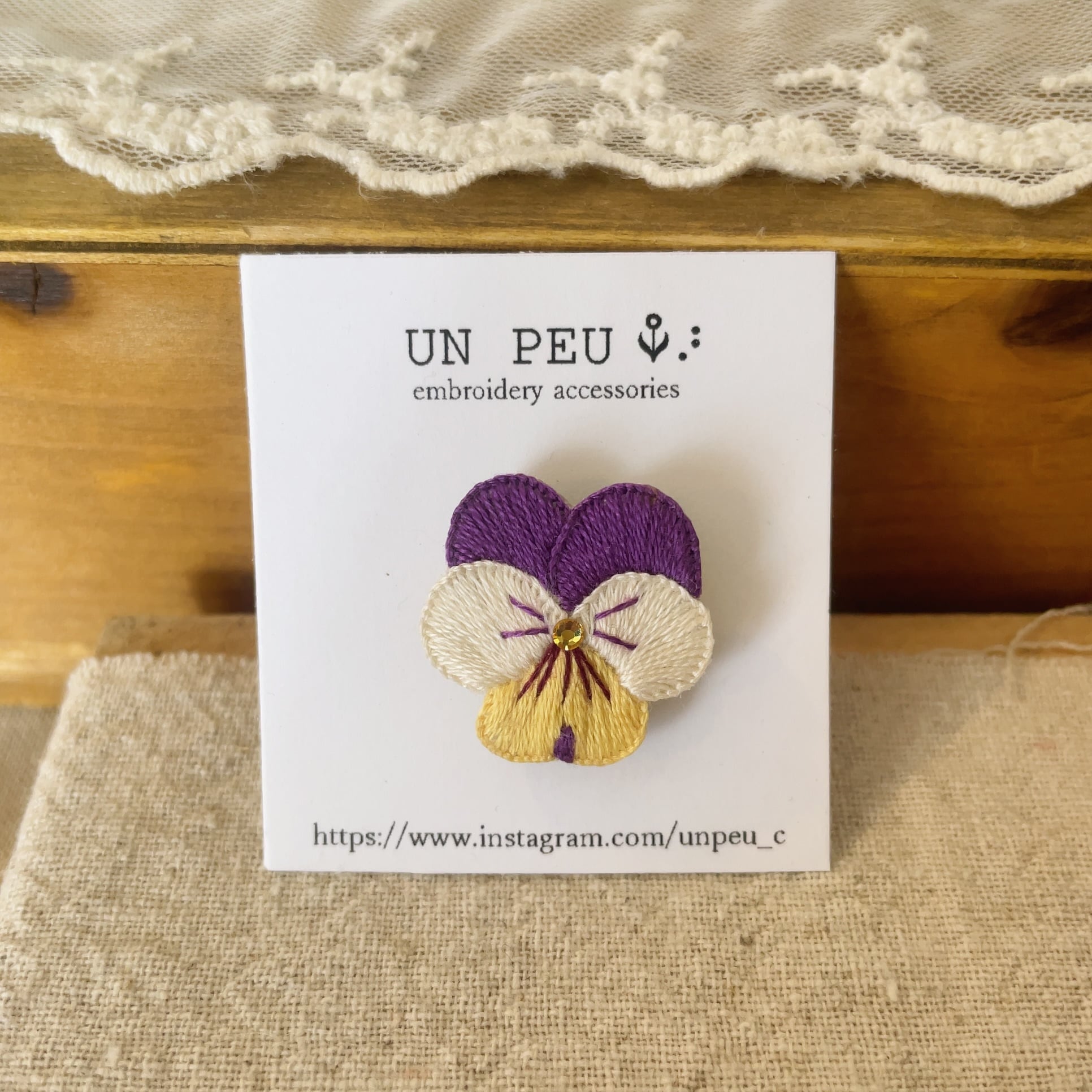 unpeu/ブローチ/小さなビオラ