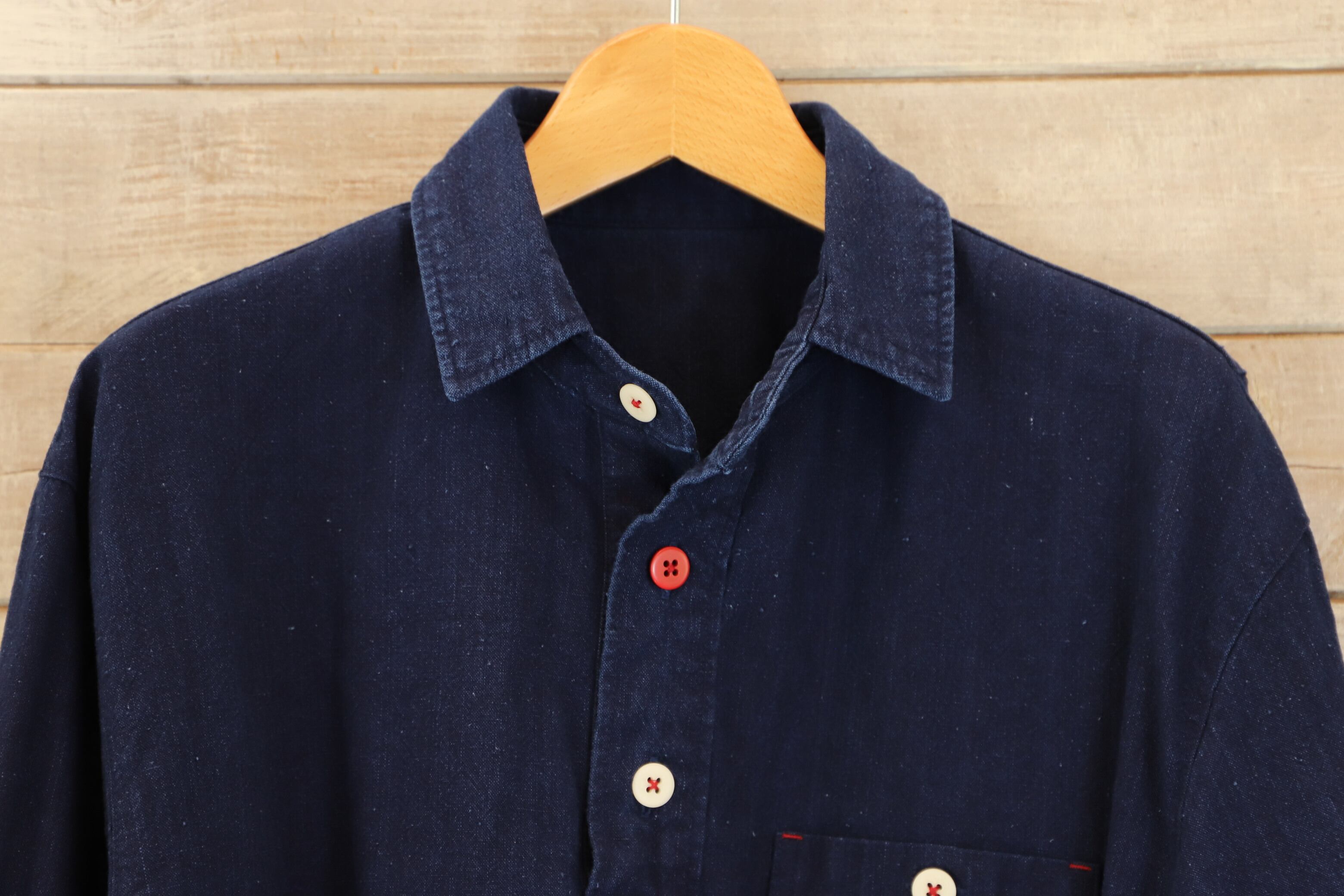 カスリラ　藍染チュニック カスリラ。備後織物、藍染シャツカラー、チュニック。7分袖。