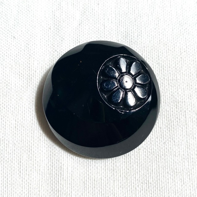 チェコ黒ガラスボタン (ワンポイントフラワー)
