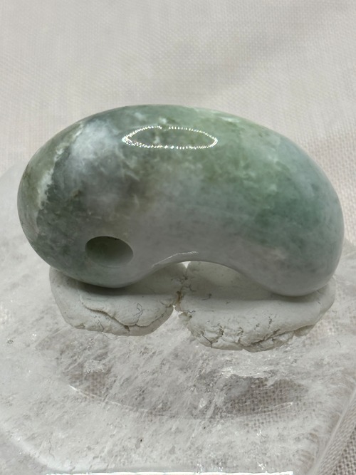 糸魚川翡翠　〜勾玉〜　白地に抹茶緑　　（IM-0026）・画像3