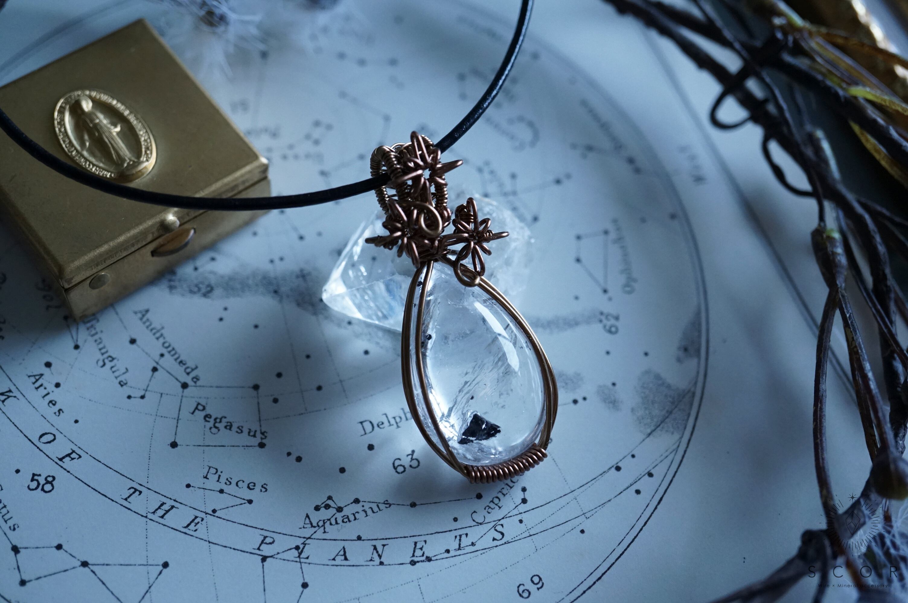 【動画あり】Ray of light - ▲星(pt318-g-gm)(グラファイトinクオーツ ペンダントトップ)