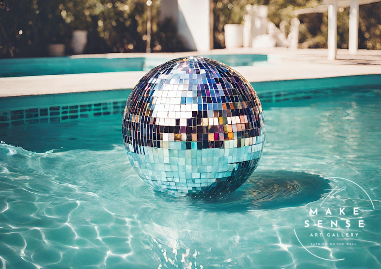 Pool party｜プールに浮かぶミラーボールの不思議な世界観アート｜夏気分を高めるモダンポスター｜A2ポスター