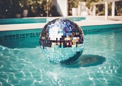 Pool party｜プールに浮かぶミラーボールの不思議な世界観アート｜夏気分を高めるモダンポスター｜A2ポスター