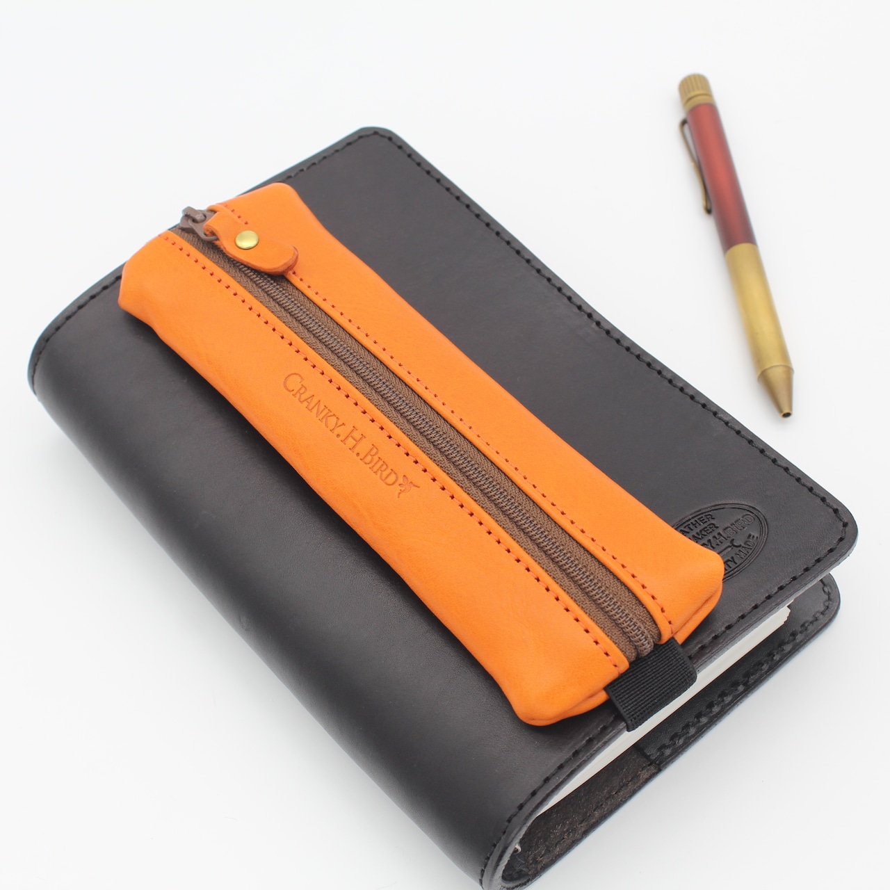 ペンやメガネを入れて手帳に取り付ければ手帳活が捗ります