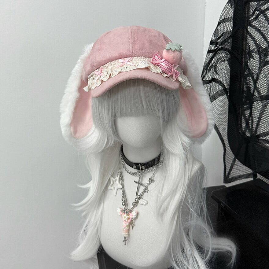 サブカル系ファッション｜うさ耳と苺モチーフが揺れる ファー付き