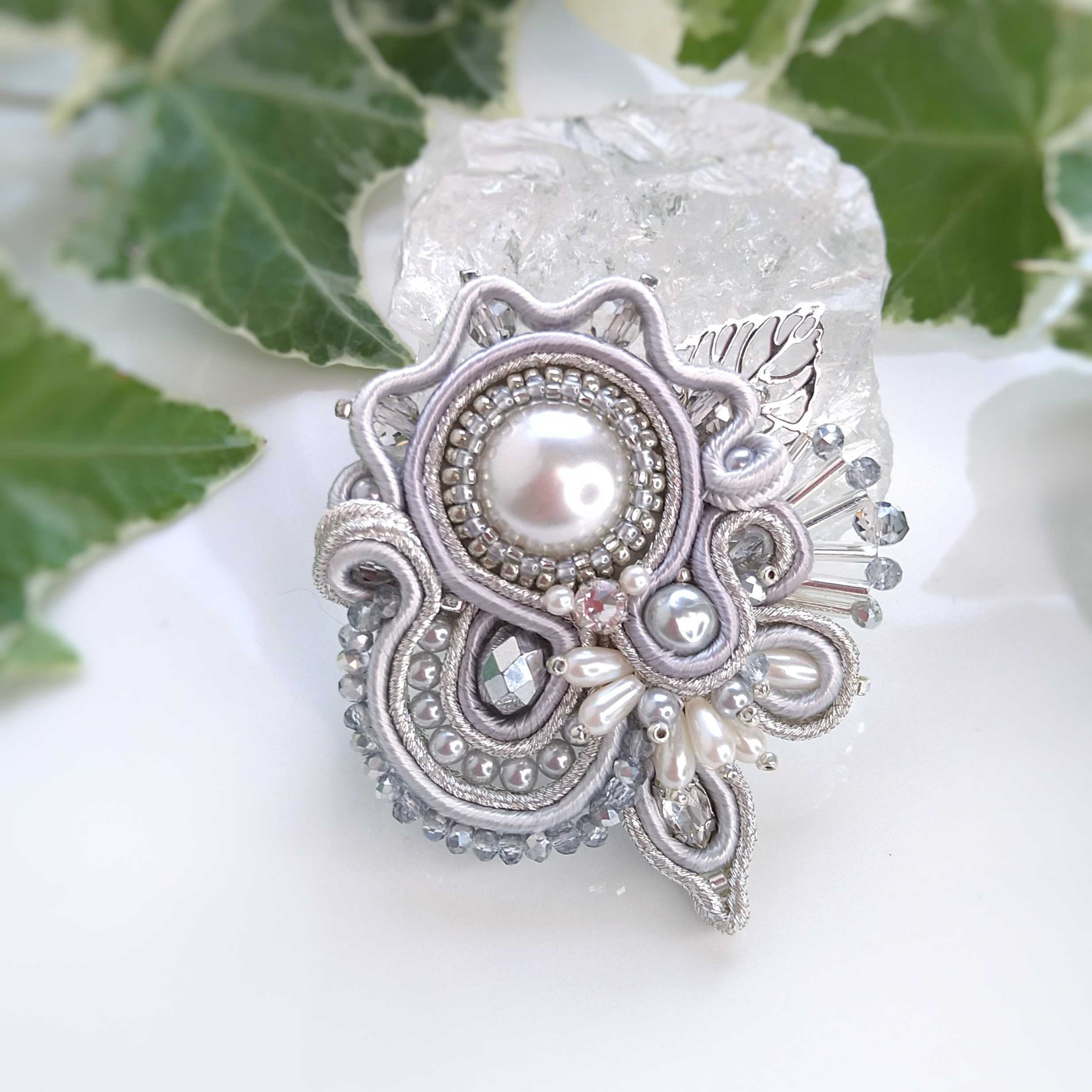 【ブローチ】透け感の美しい繊細なビーズワークのソウタシエブローチ 河野温美先生作