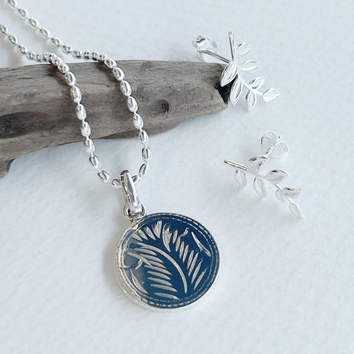 Jewellery SHIBATA] K18WG ラピスラズリ リーフモチーフ ペンダント  