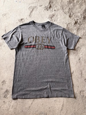 00s OBEY/Logo print Tee/USA製/L/ロゴプリントTシャツ/パロディ－デザイン/グレ－/オベイ