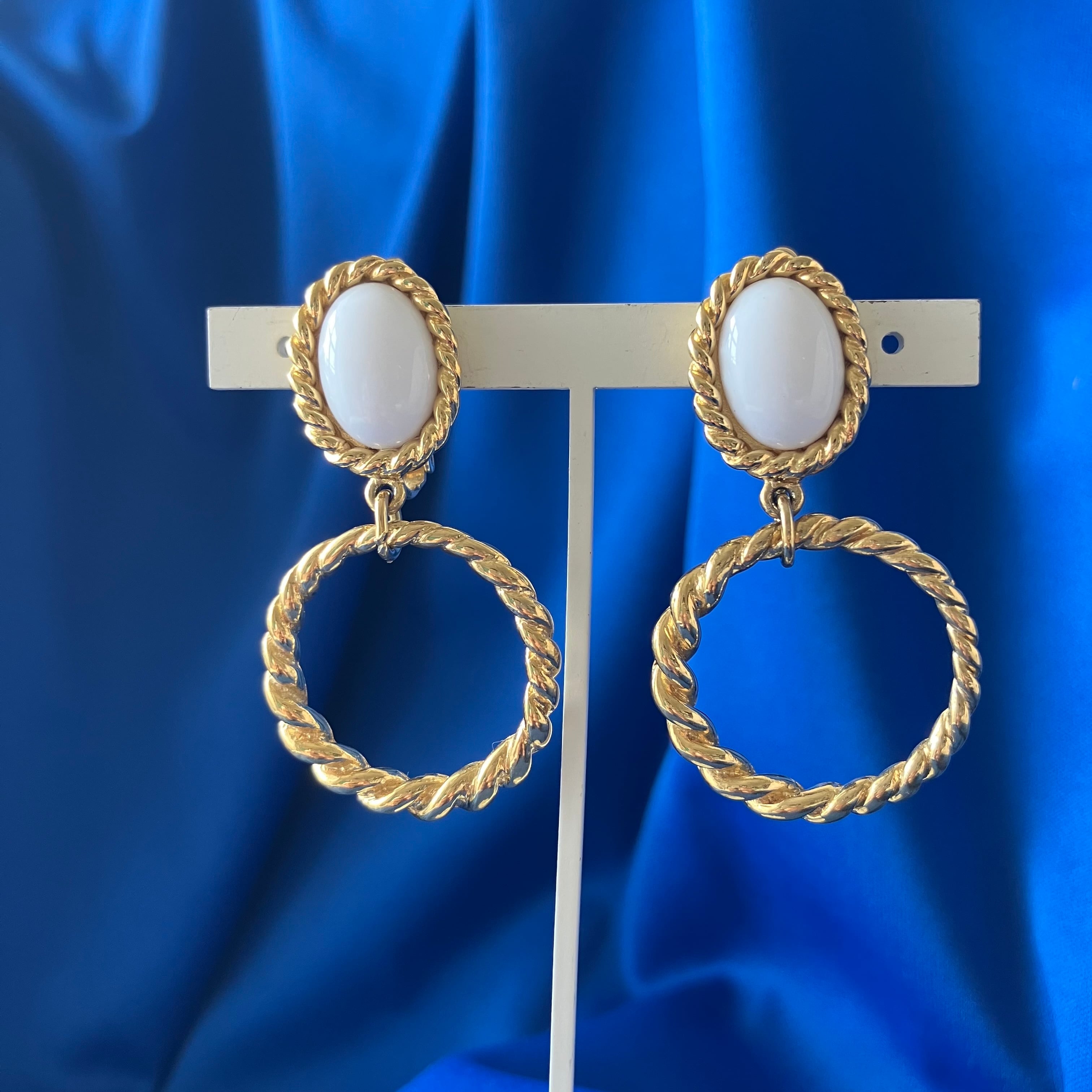 Trifari TM” gold & white earring[e-2002] ヴィンテージイヤリング