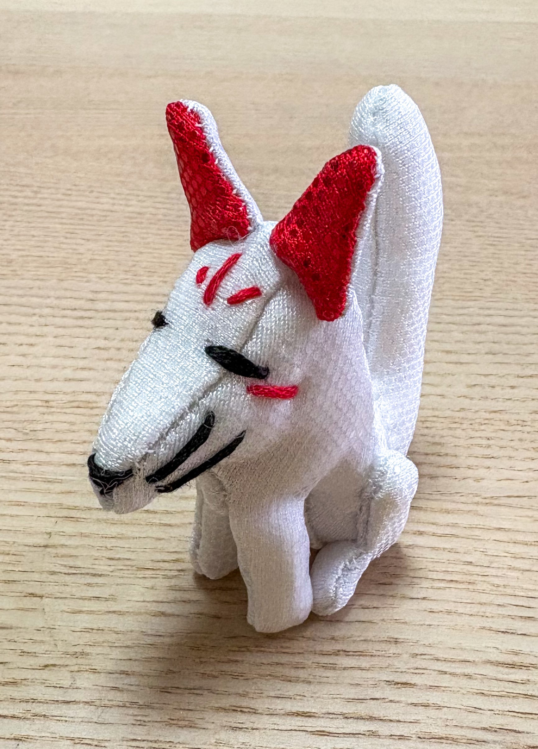 俯瞰するお稲荷さまのぬいぐるみ