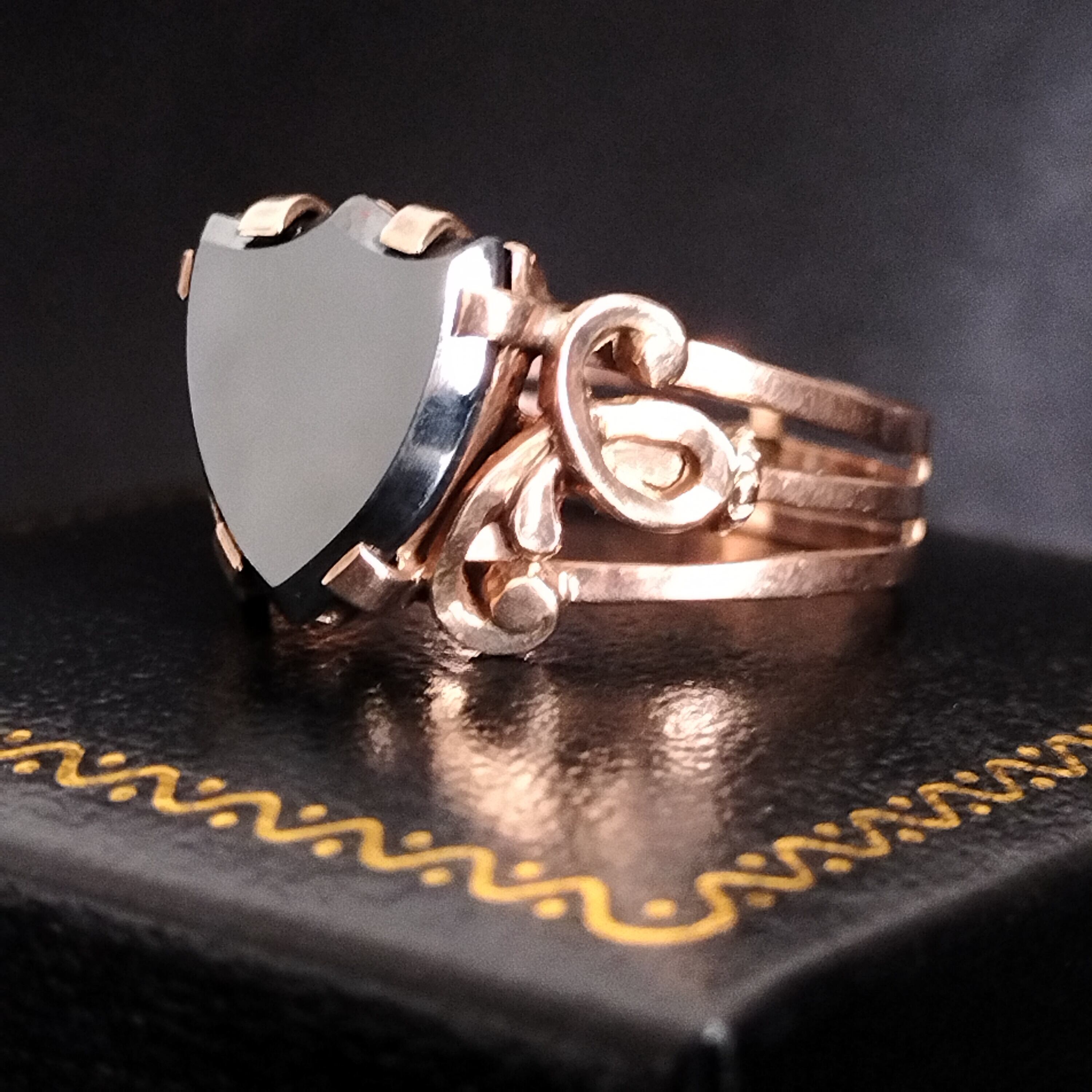 Antique c.1910年 German 8ct Gold Hematite Shield Ring | Antico