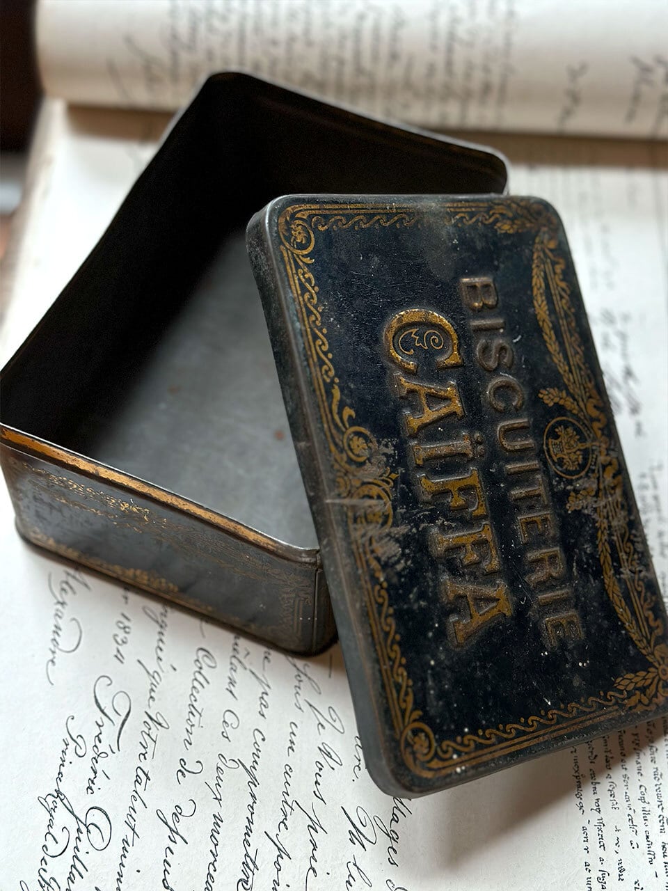 ビスケットの缶 BISCUITERIE CAÏFFA | Brocante de La Cocotte