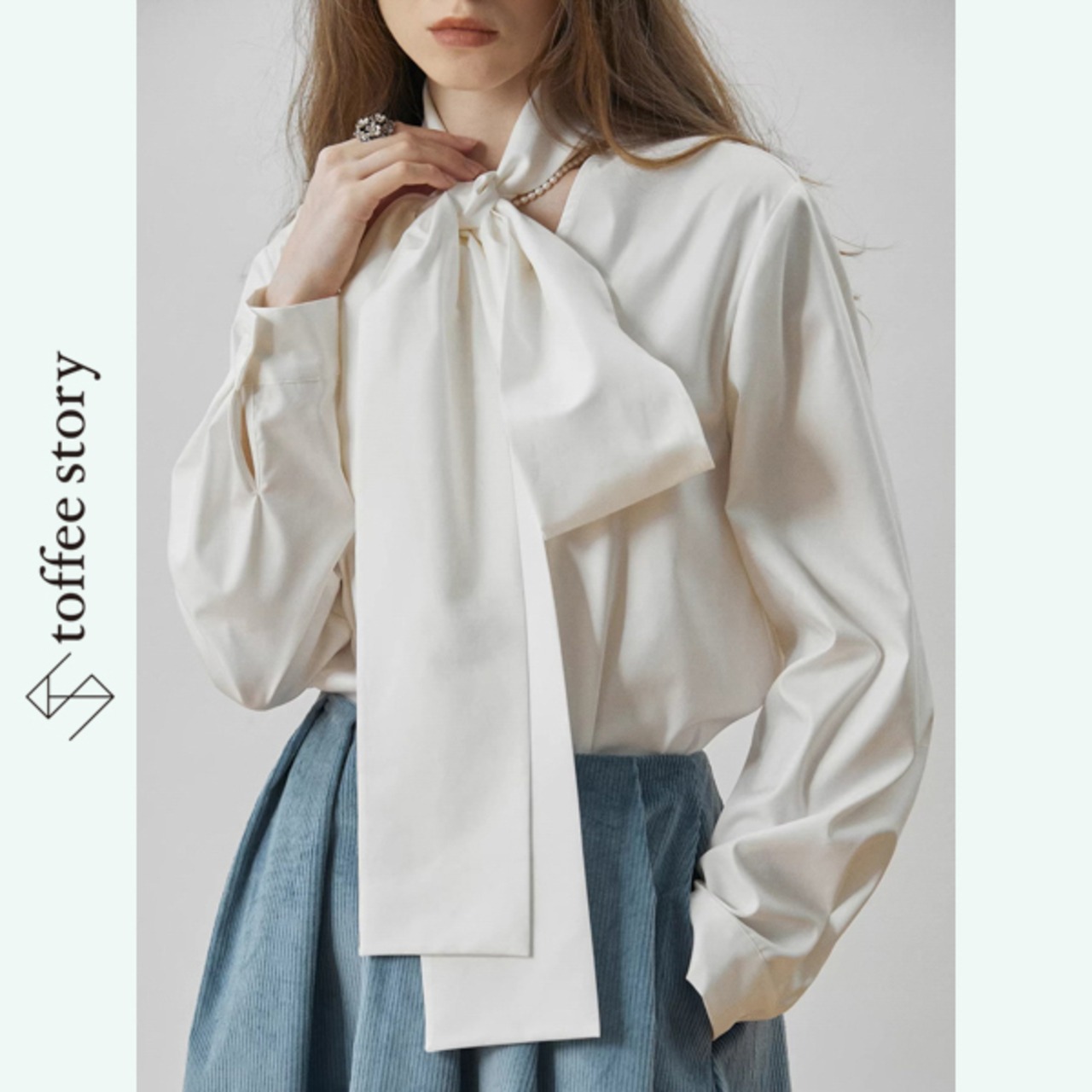 白光に踊る大きな結び：ボウタイシャツ《XU0277》