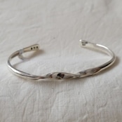 ERICKA NICOLAS BEGAY / CENTER TWIST BANGLE(L)