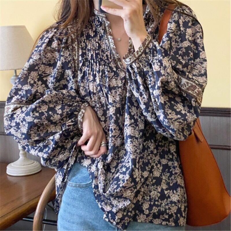トップス シャツ ブラウス 袖あり 長袖 ランタンスリープ Vネック ストレート シフォン ワイルド 薄手 かわいい 大人可愛い カジュアル 大人 おしゃれ お洒落 レトロ アジアン 大人女子 こなれ感 ラフ 個性的 涼しい 柄 花柄 小花柄 フラワー プリント 春 夏 秋 10代 20代 30代 40 レディース 女性用 ママ デート お出かけ 女子会 お泊まり 休日 アウトドア イベント 旅行 海 プール ホテル ガーデン レストラン ショッピング 普段使い ファッション 楽ちん プレゼント ギフト