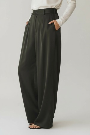 サテンライクストレートパンツ