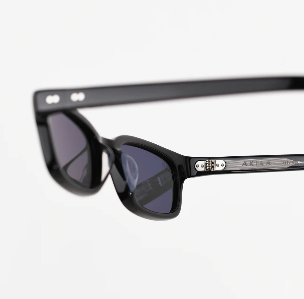 AKILA LA / Trivia black